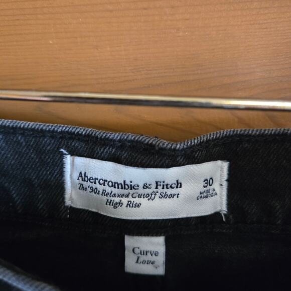 Abercrombie & Fitch 90's High Rise Cutoff Short Curve Love 30 Black Wash Raw Hem - Picture 5 of 5